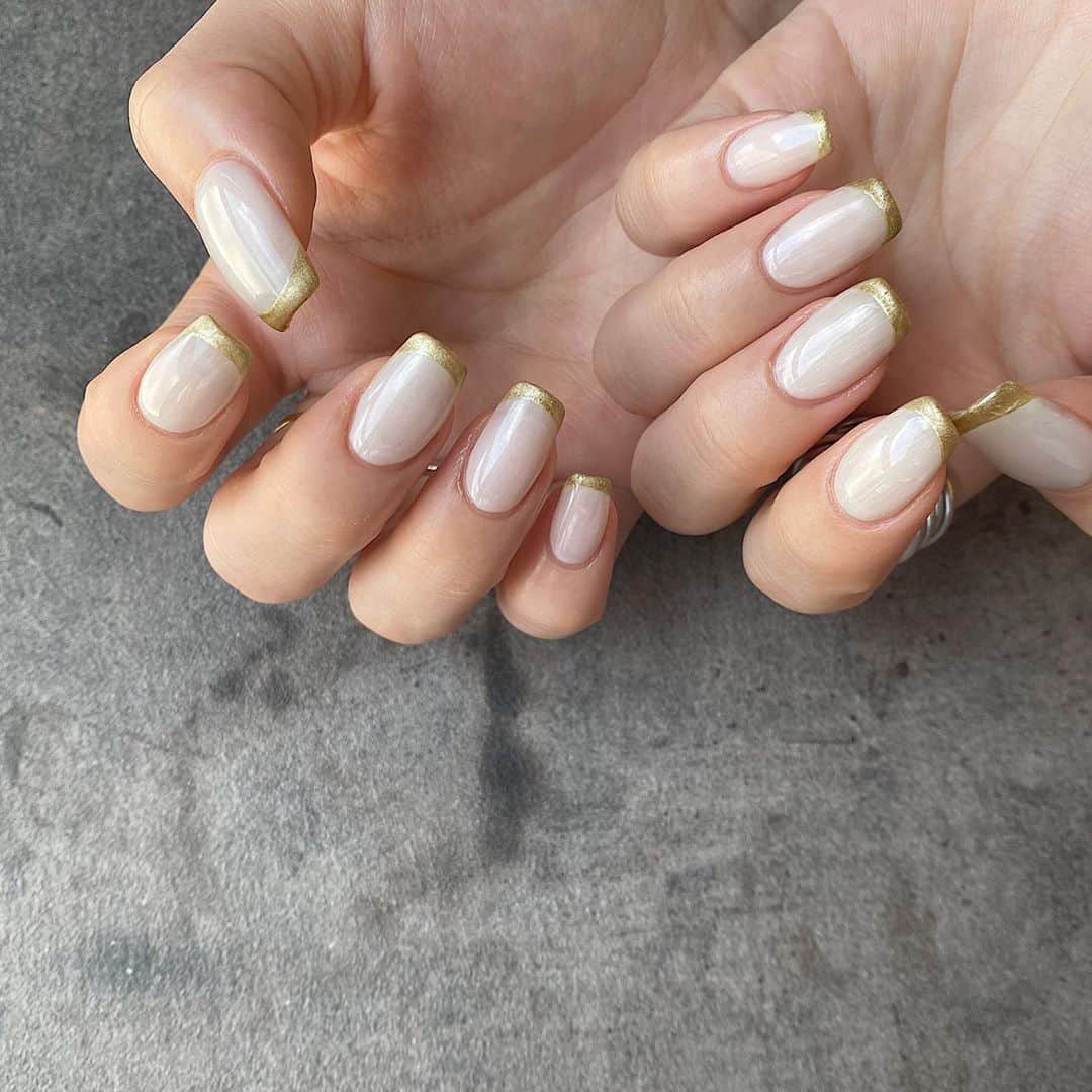 のインスタグラム：「. . ゴールドでフレンチ✌️✌️ . よくよく見たら細かいパールがいっぱい 入ってるアイボリーのベースが めちゃくちゃお気に入りや〜😫🤍🤍 . #MURUA#nail #ネイル#ジェルネイル#フレンチネイル#ちゅるんネイル#シンプルネイル#ホワイトネイル#ゴールドネイル#ワンカラーネイル#スクエアネイル#秋ネイル」