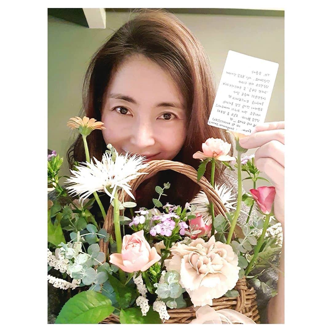 ソン・ユナさんのインスタグラム写真 - (ソン・ユナInstagram)「Hi, Thai friends😍 Thank you so much for the beautiful flowers and the sincere letters. I was surprised by the unexpected gift🤭 I'll always be grateful..... All the time...be healthy and happy.🙏 I'm doing fine.😘  오늘도 평안한 주말밤 맞이하세요~❤👍」9月12日 19時26分 - songyoona2015