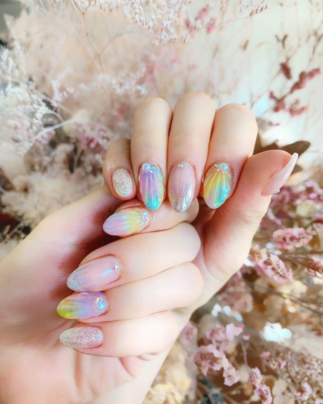 桜木ひなさんのインスタグラム写真 - (桜木ひなInstagram)「キラキラした夏のマーブルシェルネイル💅🐬🏝 ・ 投稿遅れの⏰ 1ヶ月前の最後の夏ネイル💅 ・ いつもありがとうございます😊💕 @roa.lima  @ri_k924  ・ ・ ・ #ネイル#シェルネイル#静岡ネイル#マーブルネイル#夏ネイル#ネイル2020#photo#fashion」9月12日 19時27分 - hina_sakuragi