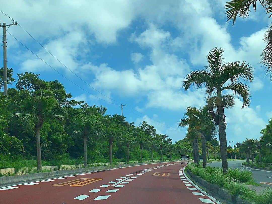 Yukaさんのインスタグラム写真 - (YukaInstagram)「海に行ってきた🏖 今年も夏らしいことができて嬉しかった🥺 暑いけど、やっぱり四季があるこの日本が好き💕 相変わらず一瞬で焼けちゃって黒くなったけど😅 - 今年夏天沒去泳池改去海邊🏖️ 真的好喜歡四季分明的日本🇯🇵 抹了防曬還是照樣曬黑的我 後來選擇放棄直接讓曬到底了👩🏽  #夏#サマー#夏休み#沖縄#旅行#海#夏コーデ#夏の思い出#沖縄旅行#沖縄観光#日焼け#古宇利島#暑い#写真好きな人と繋がりたい」9月12日 19時38分 - loveyuka06