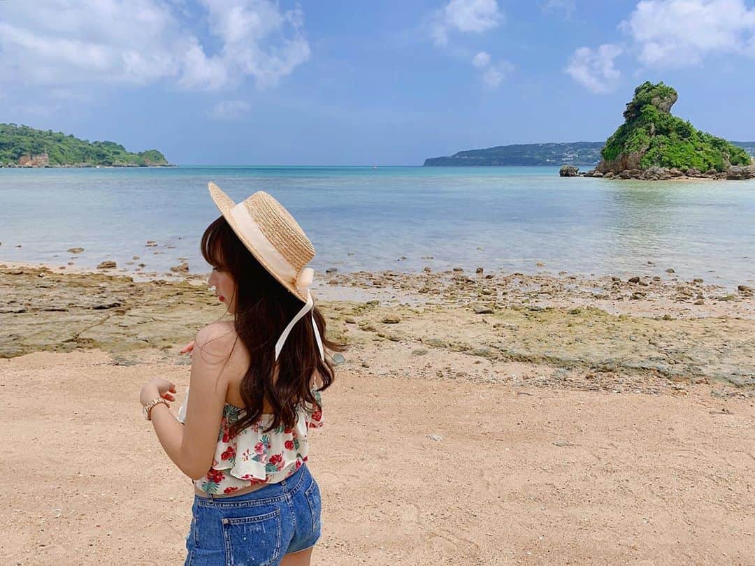 Yukaのインスタグラム：「海に行ってきた🏖 今年も夏らしいことができて嬉しかった🥺 暑いけど、やっぱり四季があるこの日本が好き💕 相変わらず一瞬で焼けちゃって黒くなったけど😅 - 今年夏天沒去泳池改去海邊🏖️ 真的好喜歡四季分明的日本🇯🇵 抹了防曬還是照樣曬黑的我 後來選擇放棄直接讓曬到底了👩🏽  #夏#サマー#夏休み#沖縄#旅行#海#夏コーデ#夏の思い出#沖縄旅行#沖縄観光#日焼け#古宇利島#暑い#写真好きな人と繋がりたい」