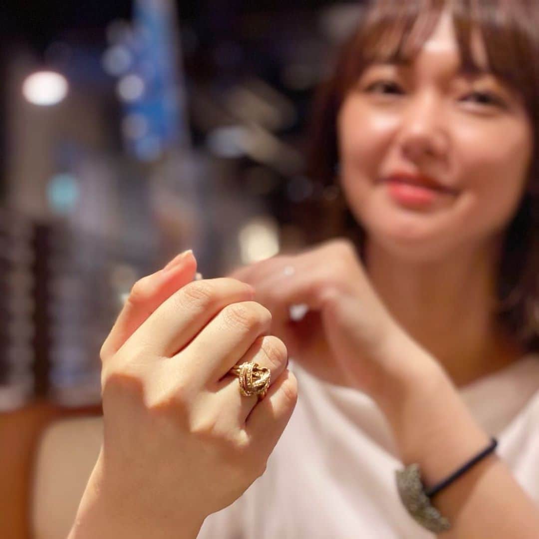 のインスタグラム：「おかあさんが私くらいの歳のときに付けていたアクセサリー💍 ハート✨キラキラ🤩 大切にされていたものをいただきました☺️ お出かけのときはつけるんだ〜♫ ブライダルリングも大好きなショップで作っていただいたのでまたいつか改めて紹介させてください〜🥺✨♫  #指輪  #キラキラ  #ゴールドアクセサリー」