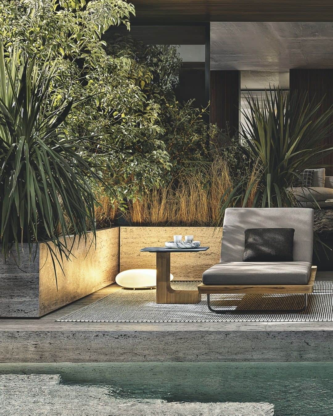 Minotti Londonさんのインスタグラム写真 - (Minotti LondonInstagram)「Enjoy poolside relaxation with the Sunray daybed by @rodolfodordoni, characterised by the exquisite solid teak structure hosting the mattress-like cushioning and reclining backrest.  Discover Sunray via the link in our bio.  #minotti #minottilondon #furniture #furnituredesign #luxurylifestyle #luxury #luxuryhomes #luxurydesign #minotti2020collection #interiordesign #interiordesigner #interiors」9月12日 19時34分 - minottilondon