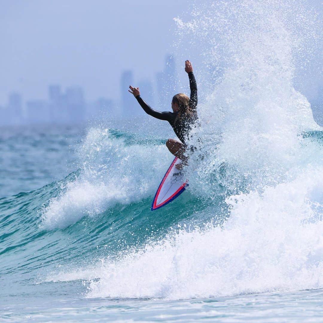 ニッキ・バン ダイクのインスタグラム：「First event back tomorrow💘💘🏄🏼‍♀️ I will be surfing to create awareness for Mental Health🗣💘 @wsl @thereachfoundation @beyondblueofficial」