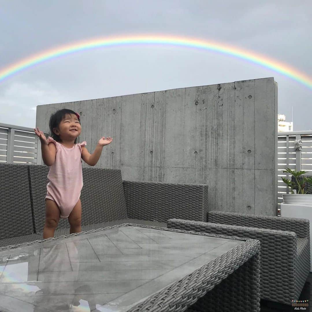 コドモノ！写真部さんのインスタグラム写真 - (コドモノ！写真部Instagram)「🕊💕 今回ご紹介するのは @chocolat_aloha さんの投稿です。 . 空に大きな虹🌈 . @chocolat_aloha さん「#コドモノ」のハッシュタグ付けありがとうございました。 . お子様のカワイイ姿、面白い瞬間、なんとも言えない表情などなど毎日募集中！@kodomono_photoをフォローの上、#コドモノ をつけて投稿してください💕 素敵な写真や動画はコドモノ！写真部がフィーチャーさせていただきます。 . 🍼画像や動画は投稿者様に許諾を得てコドモノ！写真部に掲載しています。ご本人以外の無断転載はお控えください。 . ▼▽▼投稿毎日募集中▼▽▼  . #1歳 #1歳女の子 #1歳5ヶ月 #1y5m #こどものいる暮らし #親バカ部 #赤ちゃんのいる生活 #虹 #rainbow #🌈」9月12日 19時42分 - kodomono_photo