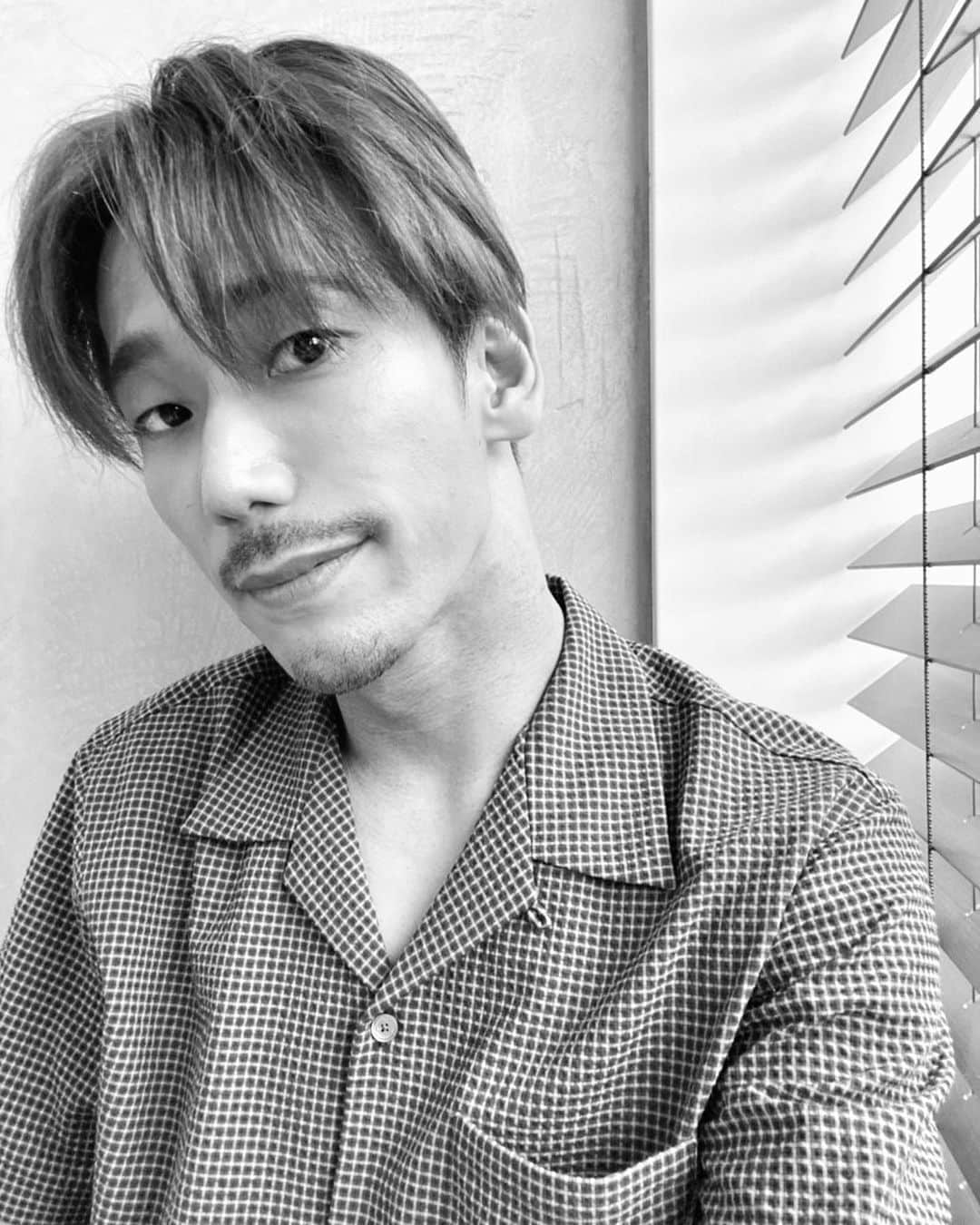 小林直己さんのインスタグラム写真 - (小林直己Instagram)「もうバレちゃったかな？😏#NEWHAIR 💇‍♂️ いろんな色に見える#タマムシ色直己 です✨ どうかなあ？🙆‍♂️  そしてまもなく#musicday 出るよ〜✌️観てね☺️❗️  #今日の出演時は#整髪料の関係で#結構暗髪に見えるお知らせ#🤣#直己のオーダーミス#反省直己#🙄」9月12日 19時43分 - naokikobayashi_works