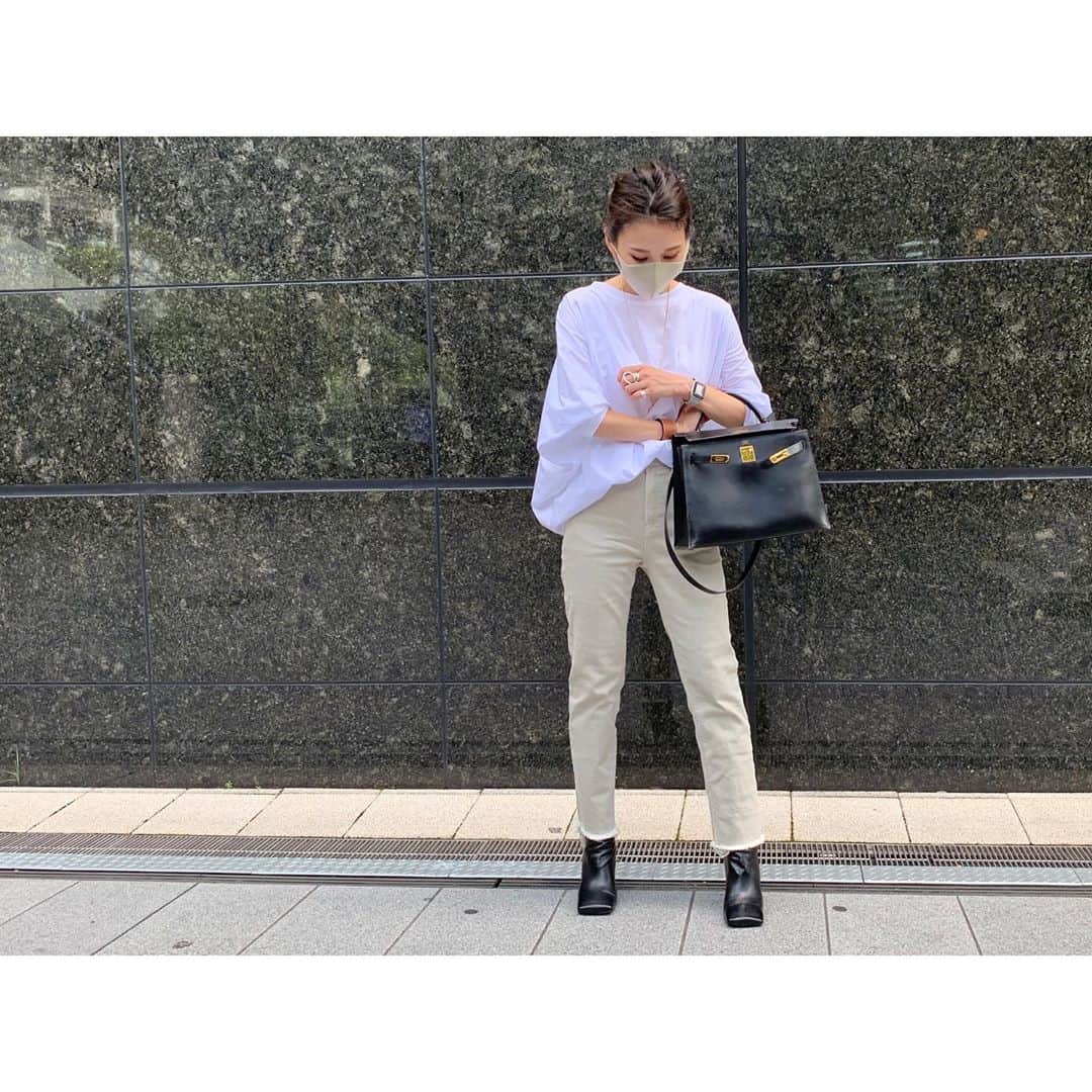 liiiiche23のインスタグラム：「・﻿ ・﻿ エルメスを格好良く持てるようになりたい💄﻿ 最近はエルメスが気分で…﻿ 母から拝借している🥳﻿ ベージュコーデに小物を黒で🔲﻿ みなさんが履いてらっしゃる﻿ ZARAのブーツをちゃっかりゲット👢﻿ ・﻿ ・﻿ #coordinate #code #fashion #outfit #outfitoftheday #ootd #dailylook #dailylook_japan #dailylook_jp #instafashion #gallardagalante #ガリャルダガランテ #yanuk #yanukdenim #ヤヌーク #denim #ZARA #ザラ  #shortboots #hermes #hermesbag #hermeskelly #エルメス　#ケリー #charlottechesnais #シャルロットシェネ #applewatch #アップルウォッチ #classyフォト #今日の服装 @classy_mag_insta」