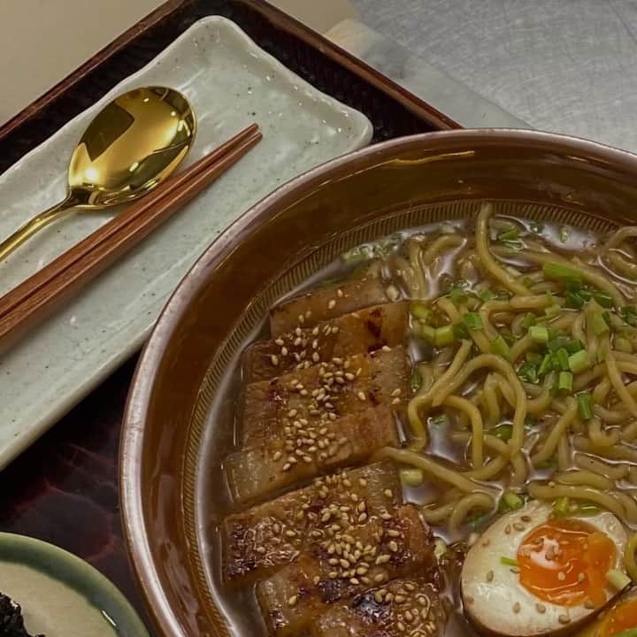 ジュリア バレットのインスタグラム：「EATdakimasu! Learning to cook two of Japan’s iconic dishes with the help of @chefjayps brings me back to my trip to Japan last year when I had the best ramen ever almost every day! Cooking is such an adventure! Join me as I get a crash course on how to cook Pork Liempo Ramen and Chicken Katsudon on #KnorrKitchenNomad. Only on @metrodotstyle’s Youtube, Facebook, and IGTV. @knorrph #KnorrKitchenNomad」