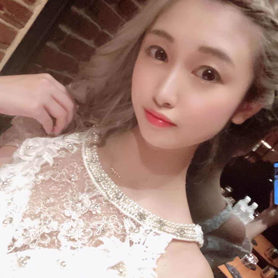 うららのインスタグラム：「出勤してます🍾 この髪型好評だし気に入ってるの✨  #アジアン #azian #キャバ嬢 #キャバクラ #キャバ #歌舞伎町 #歌舞伎 #歌舞伎町キャバ嬢 #かわいい #綺麗 #きれい #ドレス #ヘアアレンジ」