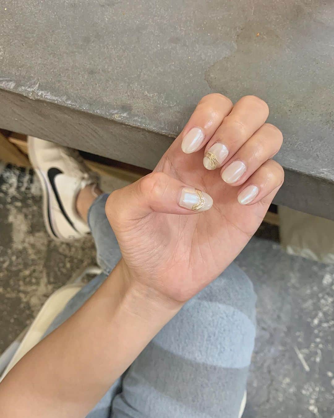 Lilmeのインスタグラム：「指先を見つめながらニヤニヤしてる人がいたらそれは私です🍊 ﻿ 毎日自転車に乗って日焼けしてしまった手に合わせて素敵なデザインにしてもらった！！ つぎはどんなデザインにしようかな🍂@shell__nail ﻿ ﻿ #ネイル#ネイルデザイン#韓国ネイル#秋ネイル#シンプルネイル」