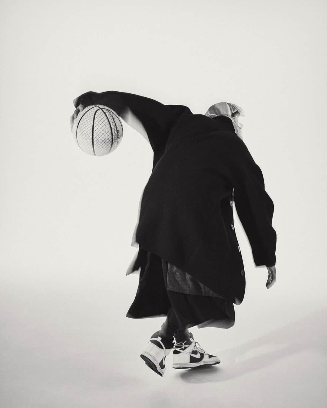 ZiNEZKAMIKAZEさんのインスタグラム写真 - (ZiNEZKAMIKAZEInstagram)「#basketballfreak  by ﻿ @stevegdn ﻿ @yujililynakata ﻿ @risachino_makeup ﻿ ﻿ @sabukaru.online でも記事になってます。 ファッション×アート×バスケットボール。顔と服を変えるだけで全体がメチャ変わる！歴史ある服や、気持ちの込められたファッションはフリースタイルに出会うと唯一無二なオーラ放ち素敵な作品になる。 #freestylebasketball #basketball #freak」9月12日 20時04分 - zinez_kamikaze