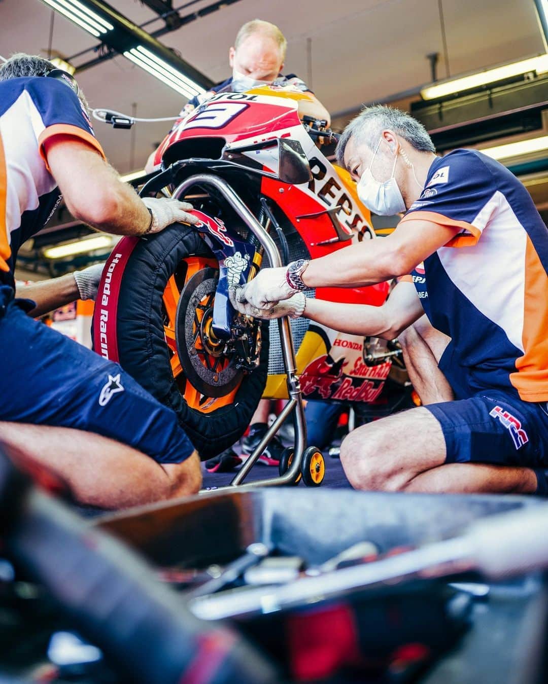 レプソル・ホンダのインスタグラム：「Time to pick up the tools again. ⠀⠀⠀⠀⠀⠀⠀⠀⠀ @snapon_uk」