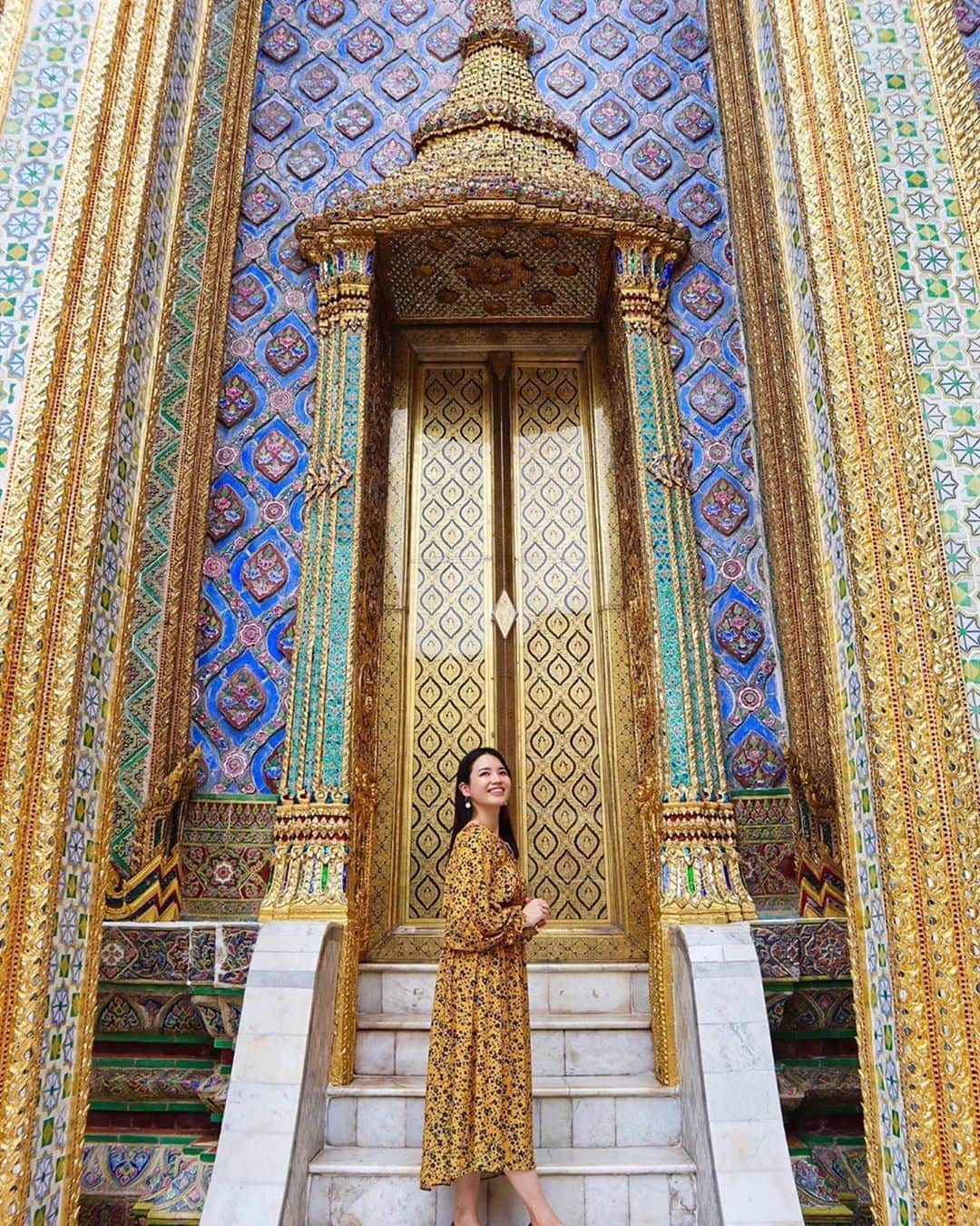 タイ国政府観光庁さんのインスタグラム写真 - (タイ国政府観光庁Instagram)「・﻿ ／﻿ 皆さま☀️﻿ サワッディー・カー🙏﻿ ＼﻿ ﻿ 今日の #thailovers は... @hitomix39 さん😘﻿ ﻿ タイで最も美しい寺院として知られる「ワット・プラ・ケオ」でパチリ📸✨﻿ ﻿ 背景のきらびやかな装飾が目を引きますね👀💕「エメラルド寺院」という愛称があるとおり、寺院内には翡翠で造られた「エメラルドブッタ」が祀られているんです🙏💚﻿ ﻿ エメラルドブッタは年に3回衣替えを行うので、どんな装飾が施されているかにも注目してみて✨﻿ ﻿ 📷 @hitomix39﻿ 📍 ワット・プラ・ケオ﻿ ﻿ ・・・・・・・﻿ ［タイ好き（THAI LOVERS）な皆さんの写真を大募集🇹🇭💕］﻿ ﻿ ハッシュタグ #thailovers をつけて、タイで撮影した写真を投稿すると、こちらでご紹介させて頂くことがあります🐥﻿ ﻿ 皆様からの投稿をお待ちしています‼️﻿ ﻿ #repost #タイ #バンコク #ワットプラケオ #タイ寺院 #こんなタイ知らなかった #はじめてのタイ #もっと知りタイ #タイ旅行 #バンコク旅行 #旅好きな人と繋がりたい #旅行好きな人と繋がりたい #海外旅行 #女子旅 #タビジョ #thailand #bangkok #watphrakaeo #temple #amazingthailand #thailandtravel #thailandtrip #thai #thaistagram #lovethailand #genic_thailand #girlstrip #tabijyomap_thailand」9月12日 20時04分 - amazingthailandjp