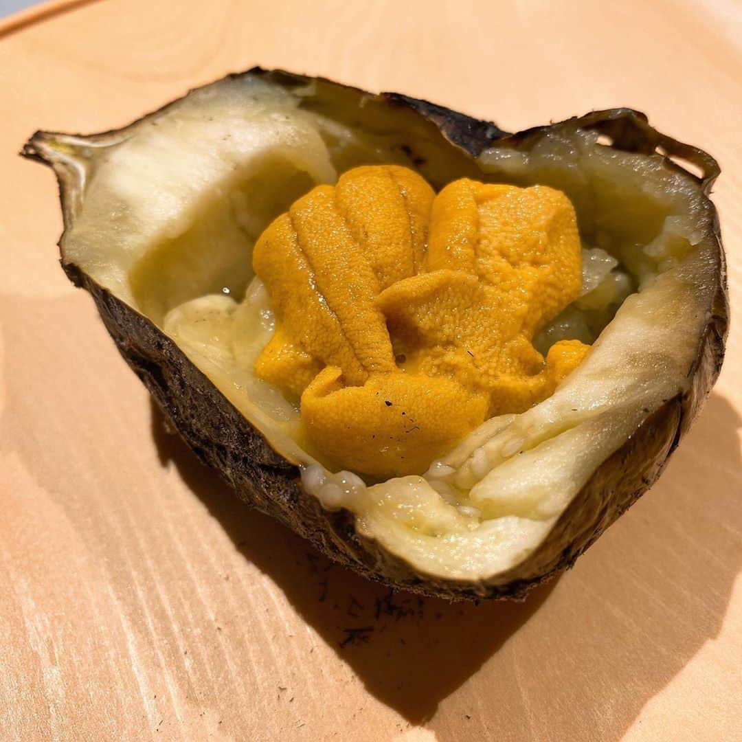 のインスタグラム：「母は幸せです　 あなたが居てくれて あなたの母になれたこと　 母はとても嬉しいです  ご飯の美味しいところは全部　 あなたが先に食べて下さい 身も凍えるような寒い夜には　 母のコートを巻いて下さい 母より綺麗で気立てが良くて　 強い彼女を連れて来なさい 兎にも角にもどうかそのまま 元気に歳を重ねて  無事母を看取って下さい  あぁ 母は幸せです　 あなたが来てくれて あなたの母にしてくれて　 本当にありがとう 母は幸せです　 あなたが居てくれて あなたの母になれたこと　 母はとても嬉しいです 母はとても幸せです  #阿部真央  #母である為に   #thasakai #thesakai #ザサカイ #bb9 #べベック #賀茂茄子 #福井県の雲丹 #ぶり #いちじく #ムール貝 #仙鳳趾 #仙鳳趾牡蠣 #仙鳳趾産牡蠣 #牡蠣 #燻製アイス #京都 #京都グルメ   #山岸久朗 #山岸弁護士 #山岸弁護士が飯テロ中」