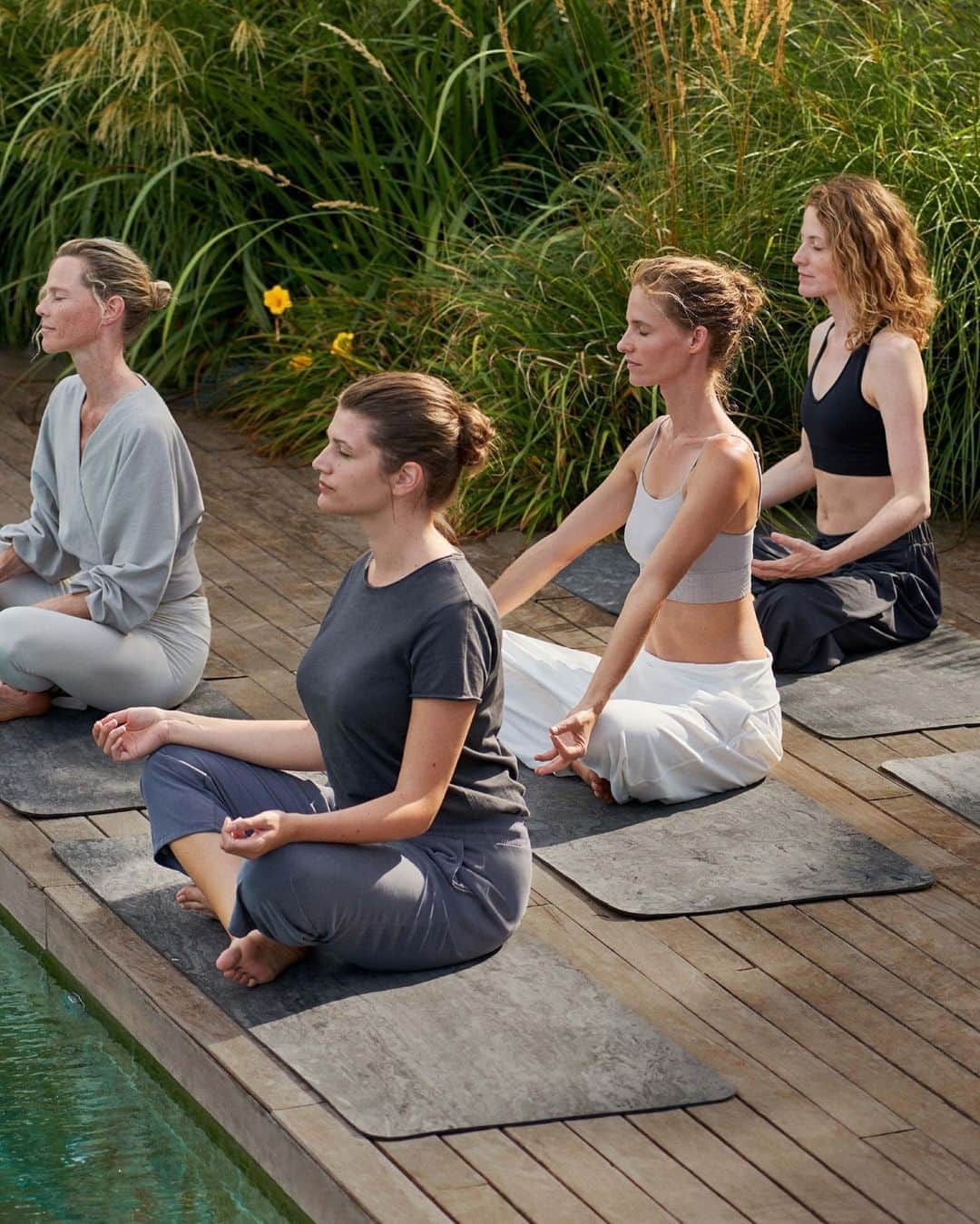 Oyshoさんのインスタグラム写真 - (OyshoInstagram)「It's all about momentum💫. New Yoga & Meditation collection. ⁣ .⁣ #oysho #oyshosport #yoga #meditation」9月12日 20時00分 - oysho