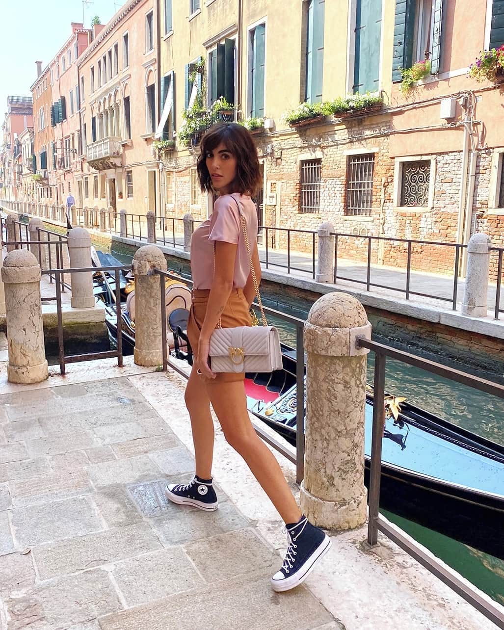 PINKOさんのインスタグラム写真 - (PINKOInstagram)「Spotted, walking on a dream. Street-styling in Venice, @rociommorales is loving her #LoveBag Mix in the chicest neutral shade for #FW20. #PINKO #PINKOLove #PINKOStars」9月12日 20時00分 - pinkoofficial