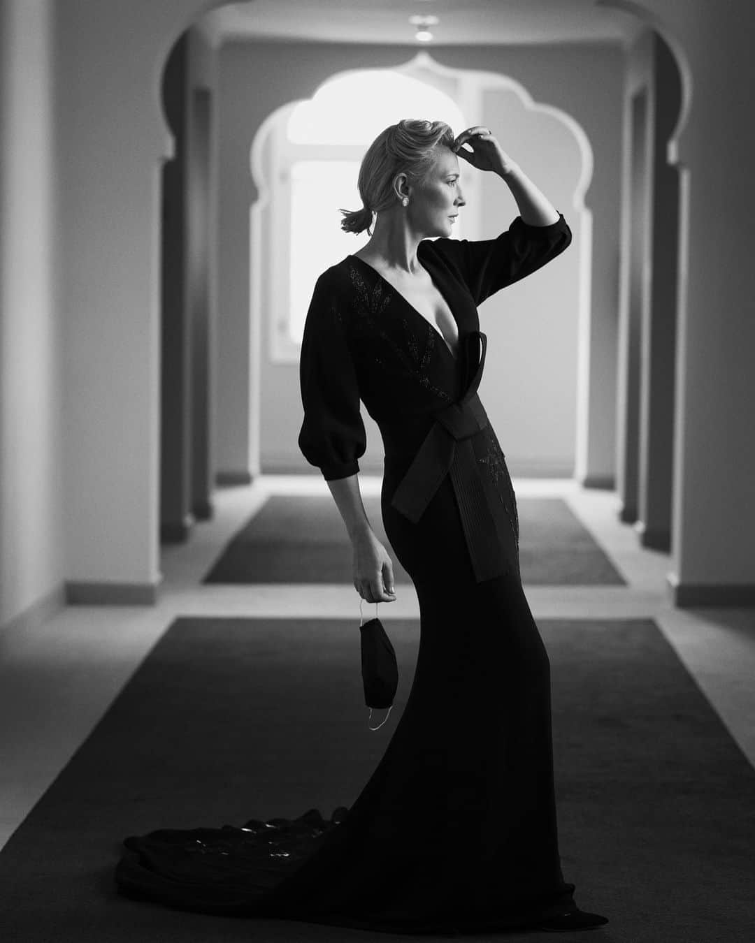Armani Beautyさんのインスタグラム写真 - (Armani BeautyInstagram)「Behind the scenes at the Venice Film Festival with @gregwilliamsphotography  Eternally elegant Cate Blanchett in a full Armani look at the 77th Venice International Film Festival.   #Armanibeauty #ArmanibeautyStars #CateBlanchett #BiennaleCinema2020 #Venezia77 #makeup」9月12日 20時01分 - armanibeauty