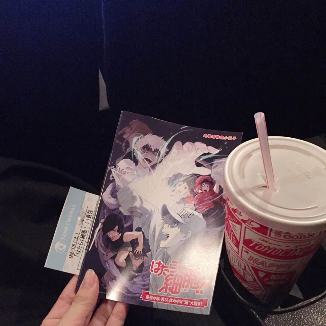 吉田有里のインスタグラム：「しばらく行くのをお休みしていた映画館に﻿ 久しぶりに足を運びました﻿ 久々の映画館、自分が出演している作品を観られるなんて、とても嬉しかったです﻿ そしてやっぱり 映画館が好きだ〜〜。﻿ ﻿ (公開日当日に勇んで行ってきました。来場特典までもらえてにんまりです)﻿ ﻿ 私のような1人の方もいれば﻿ 家族づれの方、友人数人、カップル、世代問わず様々な方が観てくださっていて…﻿ 改めて、沢山の方に愛される作品なんだなぁと肌で感じました…。﻿ ﻿ 検温、消毒など、対策を万全にして﻿ 映画館をこれからも楽しみたいなぁ。﻿ ﻿ 観てくださった方、感想くださった方、﻿ 本当にありがとうございます。﻿ ﻿ ﻿ (『「はたらく細胞!!」 最強の敵、再び。体の中は“腸”大騒ぎ!』にて﻿ 乳酸菌 クロ 役で出演させて頂いております)﻿ (写真には写っていませんがもちろんポップコーン食べました)﻿ ﻿ #はたらく細胞 #乳酸菌 #クロ﻿ #吉田有里」