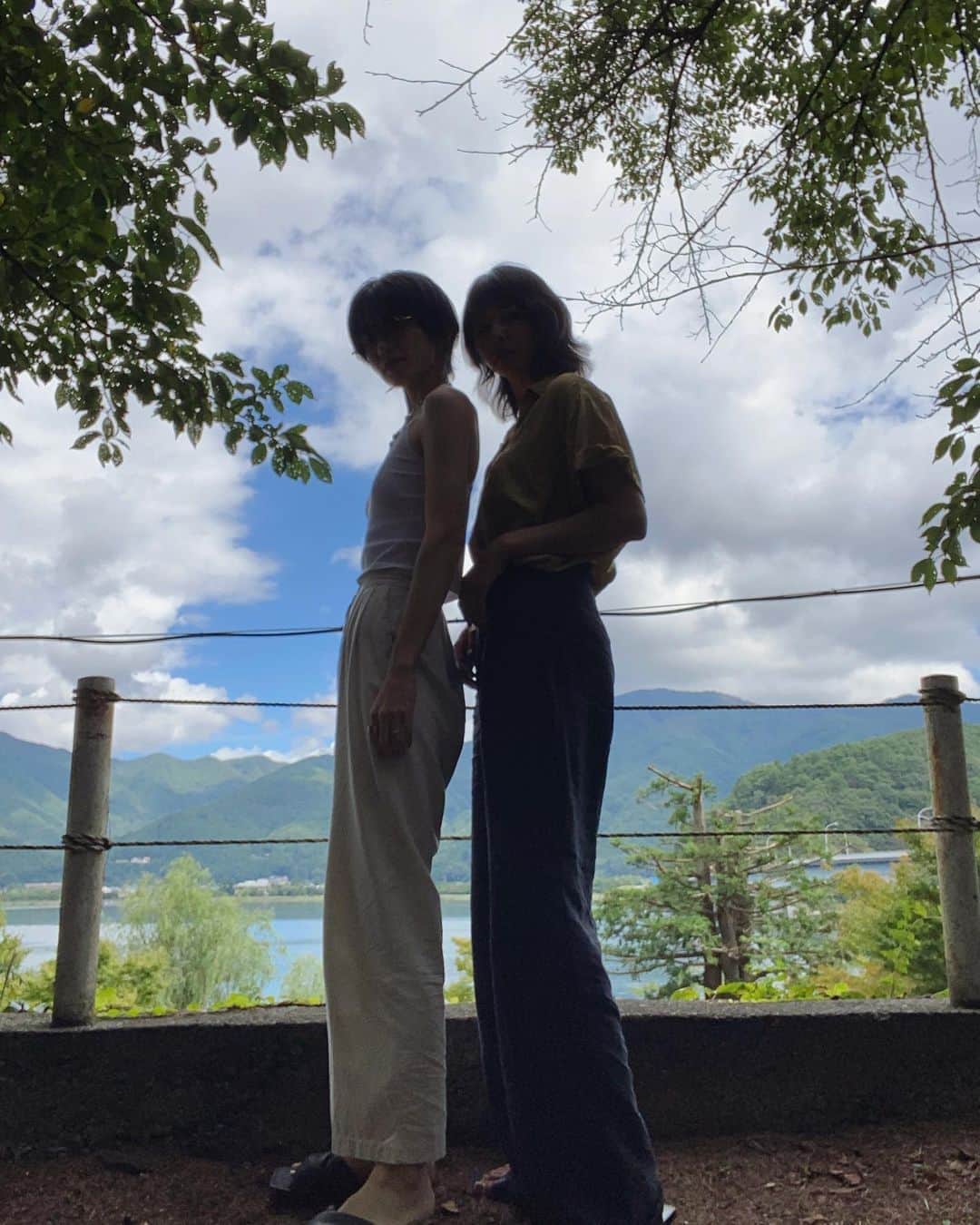 平山奈美のインスタグラム：「姉妹旅👯‍♀️ in 河口湖  田舎育ちの私たちには大自然が恋しくて、コーヒーと蕎麦だけを握りしめ、ひたすら喋り倒し、290キロの距離をなんなく走り抜けてきました🚘  @niki_kudo   #河口湖 #キャンプ #女2人旅 #姉妹 #ツイン #夏の思い出 #ドライブ #熊本人 #大自然 #キャンプ場 #貸し切り #晴天 #富士山 #陶芸 #女子会 #アウトドア #ドリップコーヒー #蕎麦 #スノーピーク #私服 #夏コーデ #ザラ #ザラジョ #サンダル」