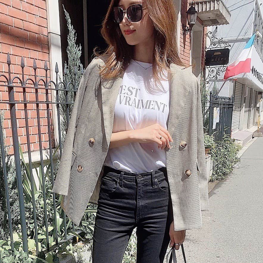 のインスタグラム：「今日のコーデ🧡  ♡new item♡ @chic.officialshop  シンプルなコーデを 一気におしゃれ感UPしてくれる ジャケットです🙈  #code#outfit#ootd #chic #コーデ#テーラードジャケット  #ジャケット#ジャケットコーデ #秋コーデ#新作#韓国ファッション  #チェック#秋」