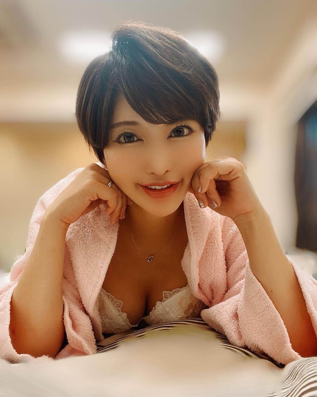 里美ゆりあのインスタグラム：「今晩は〜🎶  今夜は飲みに行きたい気分🍻  #挨拶 #こんばんは #飲み会   #里美ゆりあ」