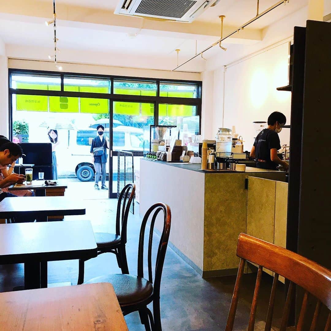 福田葉子さんのインスタグラム写真 - (福田葉子Instagram)「鮮やかな抹茶ラテは挽きたて！店頭で石臼が自動でぐるぐる挽いてるカフェ、カプーン抹茶製造所。お散歩の雨宿りついでにお茶。抹茶好きな私もびっくりの鮮度と香り。おいしかったー。 #matcha #cafe #weekend #rainyday #chill #yummy #foodie #kichijoji #抹茶　#抹茶ラテ　#挽きたて　#石臼　#カプーン抹茶製造所 #吉祥寺　#カフェ　#抹茶カフェ　#雨宿り　#週末」9月12日 20時11分 - yoyoyokoko
