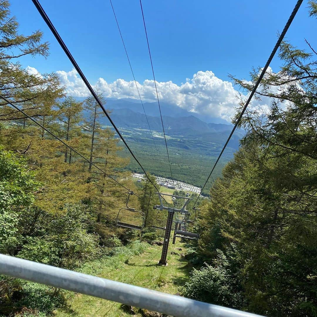 宇田恵菜さんのインスタグラム写真 - (宇田恵菜Instagram)「Weekend 🚘✨ 行きたすぎた清里テラス 行ってきました！もーね絶景！やし、本当気持ちいーの！！ 絶対に行ってほしい場所です！ そこからの、初！軽井沢！ 軽井沢で有名なローストチキン屋さん奇跡的にキャンセルでて、行けたり、イギリスぽいホテルで、朝ラン後は露天風呂と、有意義な週末でした。 食べて飲んで、自然感じて、充電満タン🌟  ------------------------------- #なんのポーズ　  #casting  #actress #shortfilm #キャスティング #役者  #filmingcrew #filming #撮影中 #撮影クルー #leadactress #女優 #actresslife #スチール撮影 #黒髪 #blackhair  #愛媛出身　#清里テラス　#軽井沢　#カスターニエ　#ロンギングハウス」9月12日 20時16分 - ena2727