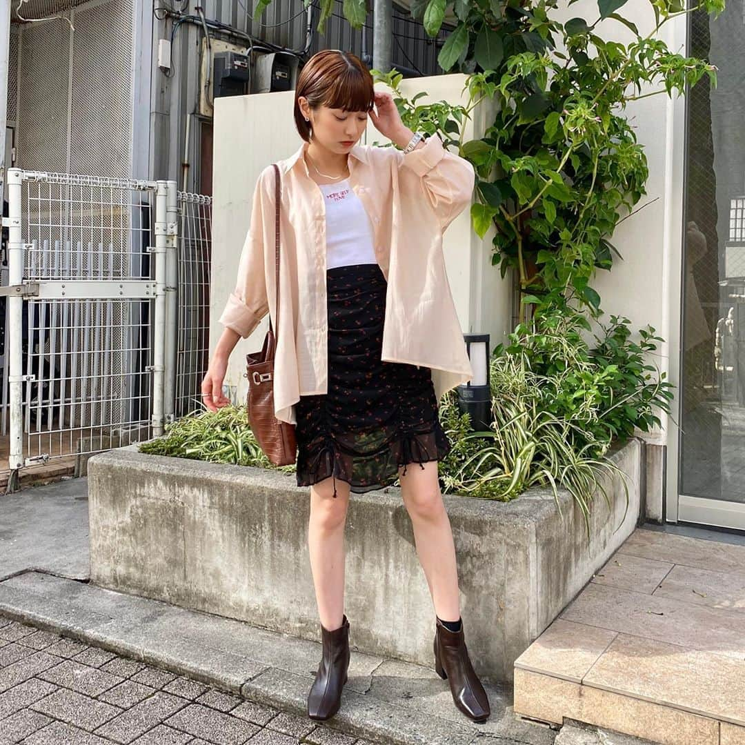 広瀬ちひろさんのインスタグラム写真 - (広瀬ちひろInstagram)「#ちひろずファッション  昨日発売の @pocher_official のシアーシャツを使ったコーデ❤︎ オーバーサイズなので中に長袖も着れます🙆🏻‍♀️ ハイネックとか着てもきっと可愛い！ バッグとブーツでチョット秋を取り入れました🍂 早く涼しくなれ~！ #pocher #honeymihoney #dearsisterhood #controlfreak #casselini」9月12日 20時16分 - chi_hirose