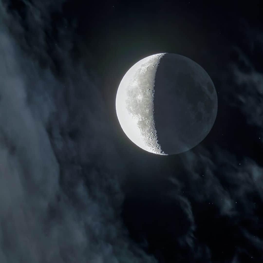KAGAYAさんのインスタグラム写真 - (KAGAYAInstagram)「深夜にひっそり昇った月。 （本日未明、望遠鏡を使って撮影）  撮影データ カメラ：ソニー α7R IV 望遠鏡：BORG 107FL(600mm F5.6) +1.4倍テレコンバーター 露出0.4秒　ISO100　赤道儀（unitec SWAT-350V-spec）にて追尾 #moon」9月12日 20時18分 - kagaya11949