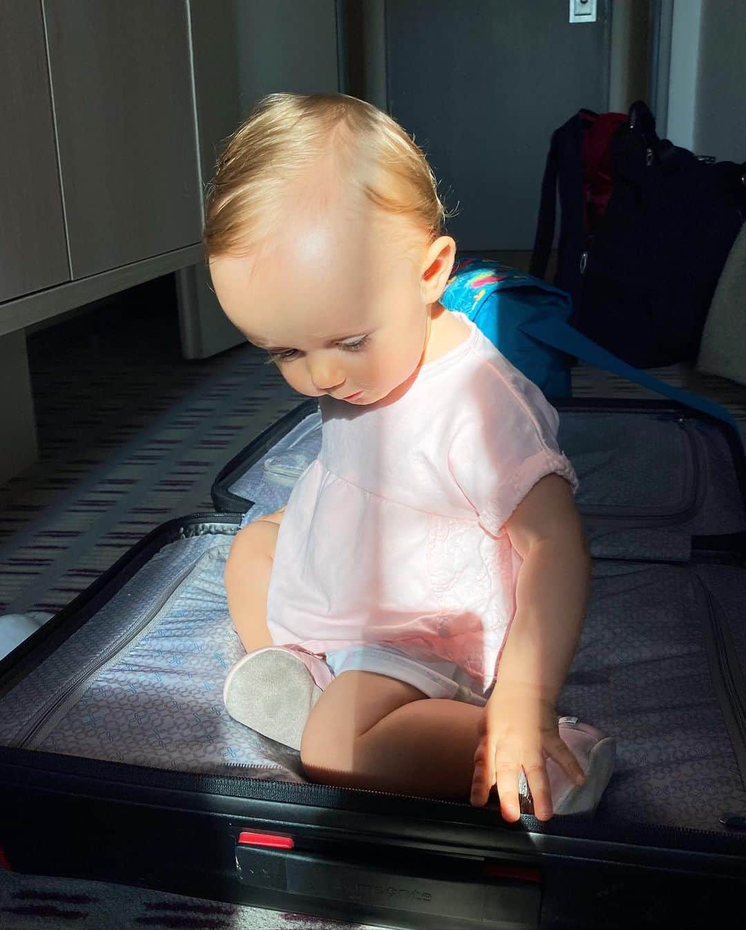 アリオナ・サフチェンコさんのインスタグラム写真 - (アリオナ・サフチェンコInstagram)「Amilia saw mummy packing and wanted to be packed too 😂 She’s small enough to fit into mummy’s hand luggage 🥰♥️ _ #travel #love #baby #packing #family #amiliaandco」9月12日 20時18分 - aljonasavchenko