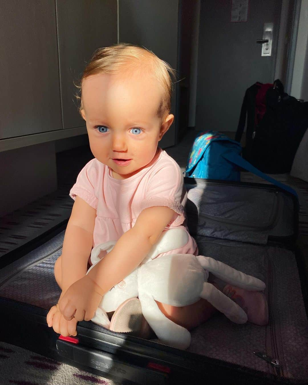 アリオナ・サフチェンコのインスタグラム：「Amilia saw mummy packing and wanted to be packed too 😂 She’s small enough to fit into mummy’s hand luggage 🥰♥️ _ #travel #love #baby #packing #family #amiliaandco」