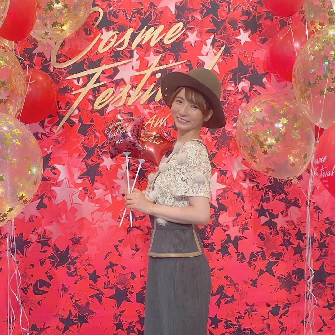 秋葉のぞみさんのインスタグラム写真 - (秋葉のぞみInstagram)「. . . ⒽⒺⓁⓁⓄ☺︎ . . ʚ♡ɞ . .  #ロフト　#コスメフェスティバル　2020AW　#オープニングパーティ に招待して頂きました🧚‍♀️✨ . . .  #ロフト限定 #先行販売  #コスメ や #スキンケア、 #ヘアケアアイテム などなど。  . . キラキラ✨が集まった #ロフトのコスメフェスティバル  抱えきれないくらいのお土産も頂いて幸せ☺️💕 . .  会場内は コロナ対策バッチリで、安心した☺︎☘️ (写真時のみマスク外してます) . .  3枚目、4枚目は  🌱#HARBGARDEN 🌱 @herbgarden_organic  . オーガニックオイルと天然由来成分で出来た、ヘアバーム。  手の温度でとろけるバーム。 ツヤ髪になるし、凄く良い香り🥺✨ . 天然由来100%シャンプー＆コンディショナーもお土産に頂きました💋 . .  気になった方は是非💐 . . 全国のロフト、ロフトネットストアで コスメフェスティバル2020AW 始まってます💄✨❤️  . . #コスメフェスティバル2020aw #LOFT #ロフト#ロフト展示会  #美容好きな人と繋がりたい #コスメ好きさんと繋がりたい  #秋コーデ　#ootd #秋カラー　#autumnfashion #herbgarden #ハーブガーデン #ハーブガーデンシャンプー #美髪 #美髪ケア #ヘアバーム #ツヤ髪　 　 . . .  ʚ♡ɞ #秋葉のぞみ #ロフト展示会 #ロフトのコスフェス #PR」9月12日 20時20分 - akiha_nozomi_official