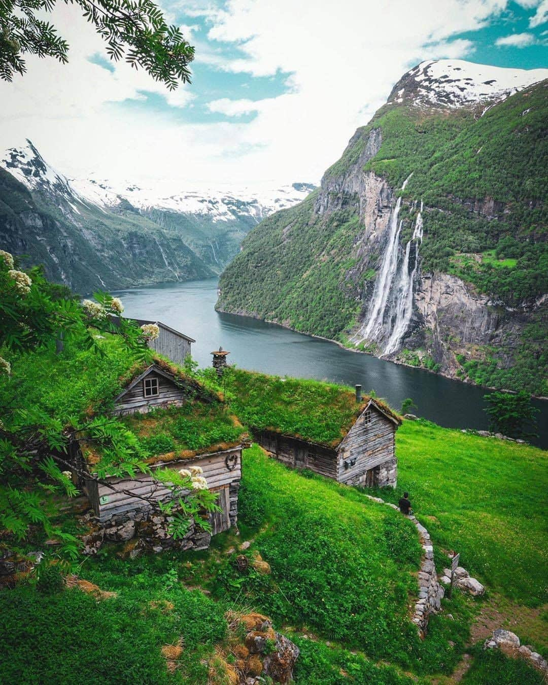 Discover Earthさんのインスタグラム写真 - (Discover EarthInstagram)「Who wants do discover Norway ? "Watching Norway from the most Norwegian place ever 🇳🇴 The hike up to this place is amazing, and I think the view speaks for itself! 🌍 can you spot me? -"  🇳🇴#discovernorway with @renebjerregaard  #norway #green #hiking」9月12日 20時30分 - discoverearth