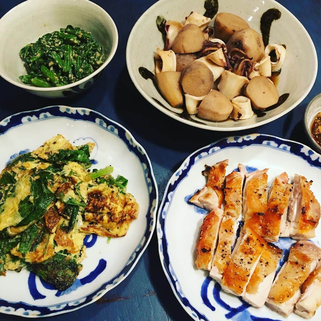 井上荒野さんのインスタグラム写真 - (井上荒野Instagram)「ヤリイカと里芋煮、ツルムラサキ胡麻和え、セロリと卵炒め、鶏の塩焼き。自分的スペシャルは米麹と醤油と青唐辛子で作る三枡漬け、作ったときは辛くて辛くてどうしようと思ったけど、寝かせてたら辛さがマイルドになってすごくおいしくなった。ごはんに合う〜( ^ω^ )」9月12日 20時23分 - arereno