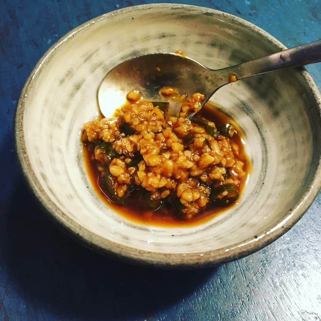 井上荒野のインスタグラム：「ヤリイカと里芋煮、ツルムラサキ胡麻和え、セロリと卵炒め、鶏の塩焼き。自分的スペシャルは米麹と醤油と青唐辛子で作る三枡漬け、作ったときは辛くて辛くてどうしようと思ったけど、寝かせてたら辛さがマイルドになってすごくおいしくなった。ごはんに合う〜( ^ω^ )」