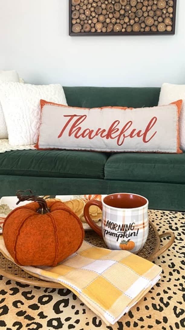 ロック&リパブリックのインスタグラム：「Fall is almost here, so get set with festive decor + cozy finds for your home. From statement throw pillows and decorative autumn accents to yummy pumpkin waffles and harvest-themed plates, welcome the new season in style. Shop fall home decor and more at Kohl’s and Kohls.com: https://kohls.co/3hpoKxt」