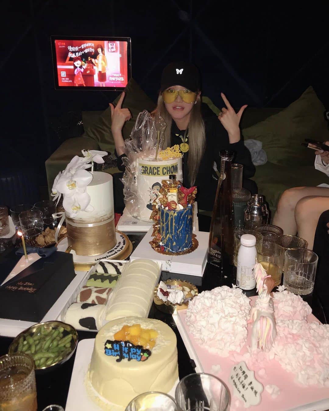 Grace Chowのインスタグラム：「这组照片叫～数数今年生日吃了几个蛋糕🍰 （大概是十个吧）」