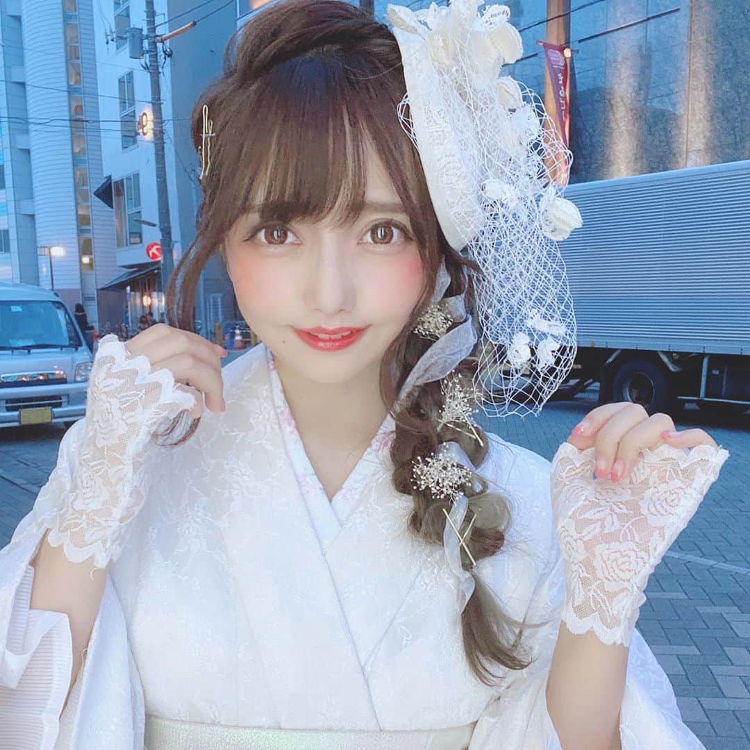 遠藤 玲奈 /endo renaのインスタグラム：「真っ白なお着物どーですか˙ᵕ˙⑅？﻿ 最近は自分では着ないようなの沢山着せていただいてます🤭🤍わおわお。 . 10月前半の予約は、9/15 0時から始まるみたいです👘 予約開始15分で230件くらいきたりするそうで…🤭驚愕🤭🤭 ご予約はお早めにです🔆🔆 . #浴衣 #ヘアアレンジ #浴衣ヘア #着物ヘア #浴衣女子 #浅草さわだ屋 #編み込みヘア #和装 #和服 #着物ヘア #浴衣コーデ #着物コーデ #サロンモデル #浴衣レンタル #インナーカラー #アッシュ #グレージュ #白着物#白コーデ#白 #white #さわだ屋」