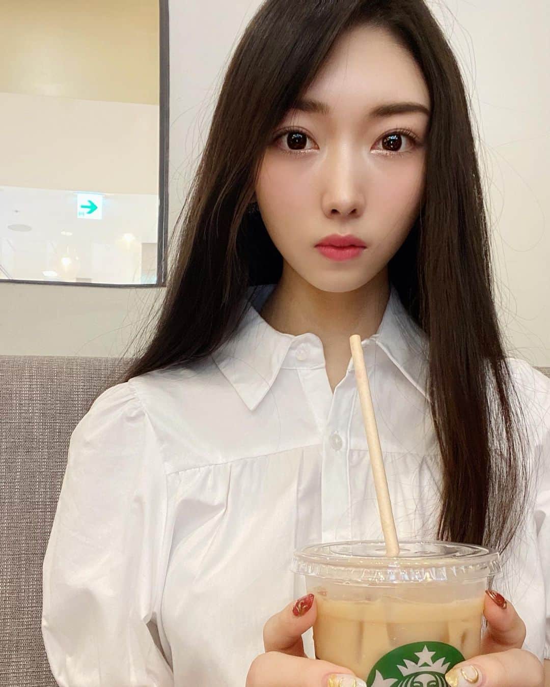 橘穂奈美のインスタグラム：「前髪セットがめんどうで横に流しました。 スターバックスラテのノンファットミルクが好きです☕️ . . . . . . . . . . #スタバカスタム #スターバックスラテ #カフェラテ #コーヒーのある暮らし #コーヒー好き #東京カフェ #東京カフェ巡り #女子大生 #女子大生の日常 #我的最愛 #ワンレングス #人像摄影 #셀피그램 #얼스타그램 #오늘의훈녀 #黒髪ロング #黒髪女子 #粉我 #카페투어 #도쿄카페 #互赞 #selfie」