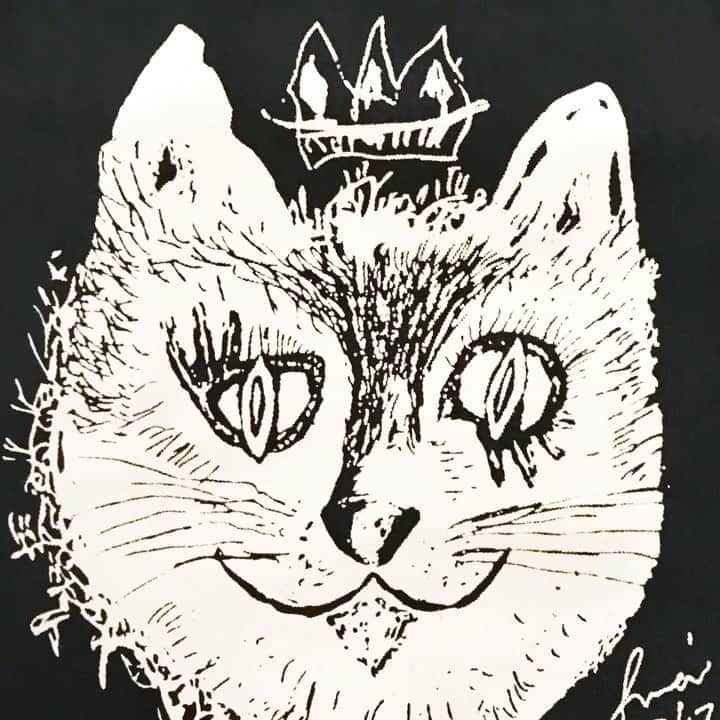イマイアキノブのインスタグラム：「᥀ 新色登場  トートバッグ &  T-シャツ illustration by imaiakinobu   トートバッグ『CROWN CAT』 ダークブルーデニム 明日発売 ライヴ会場限定販売 ¥ 2000 内ポケット付き ーーーーーーーー T-シャツ『CROWN CAT』 ナチュラル サイズ S M L ¥3000  #imaiakinobu  #イマイアキノブ」