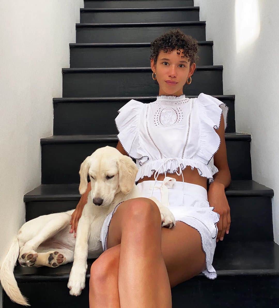 Tommy Hilfigerさんのインスタグラム写真 - (Tommy HilfigerInstagram)「Power poses with @_dilone and her furry assistant. #HilfigerCollection」9月12日 20時34分 - tommyhilfiger