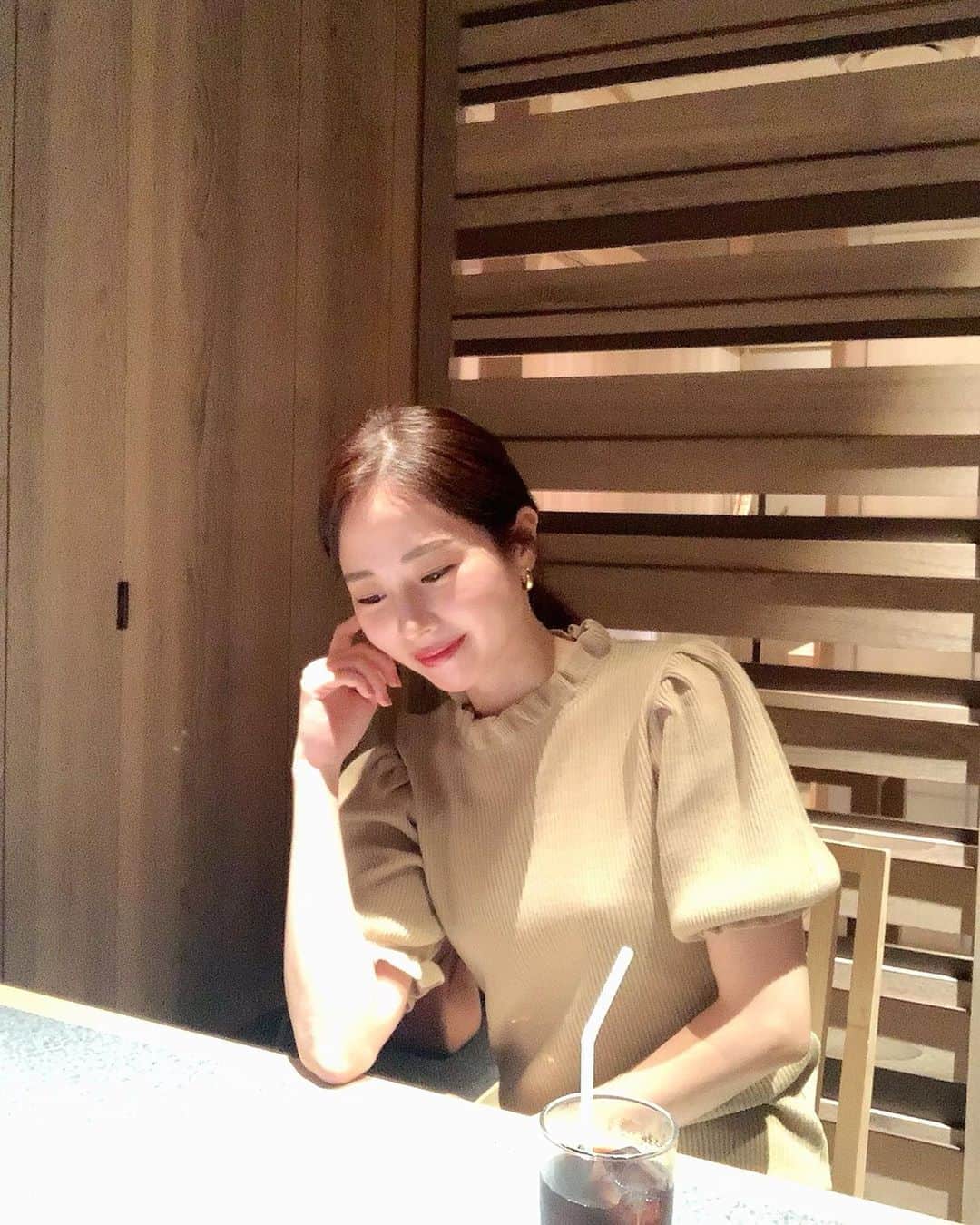 ハンナミのインスタグラム：「すこしの時間のお出かけでも かわいい服を着ると 気分も良いね ☺️  예뿐옷을 입고 점심 먹으러 ✨✨✨」