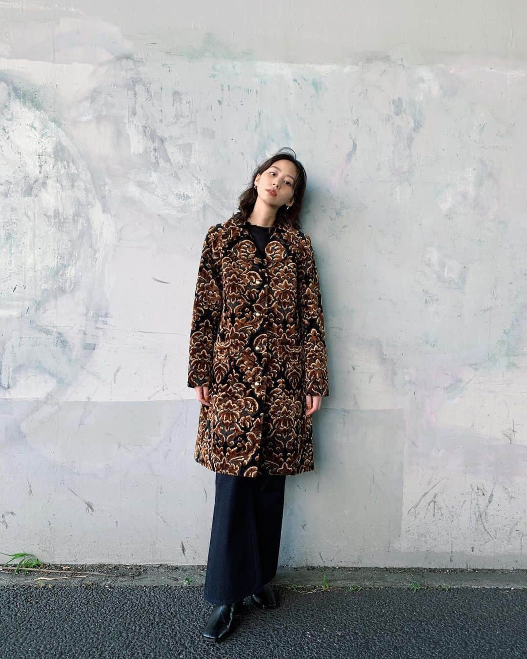 Shiho Sasakiのインスタグラム：「MOUSSYには続々と秋物が入荷中です🍁 今季を象徴する、ダマスク織が素敵なコート🕊 アンティーク調の金ボタンもポイントになってます🔔 とっても存在感のある1着✨ #MOUSSY#MOUSSYSNAP」
