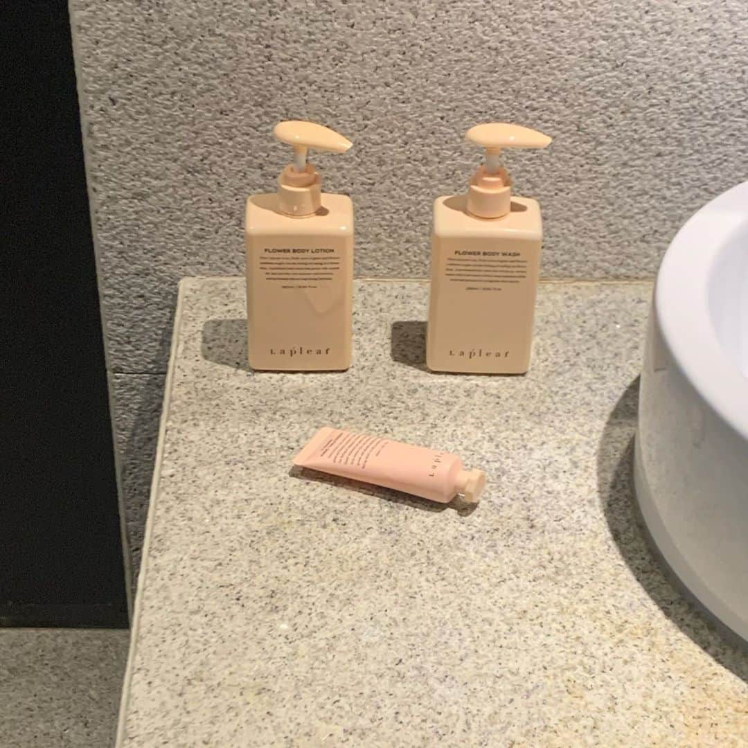 キム・ダヘのインスタグラム：「#공동구매#라플립 어제오늘 받은 고객님들 후기🌸 후기받음 꼭 올려달라고 하셨어서 모아서 올려봅니당 히히 진짜 말그대로 꽃집향 맞죠?! 보습력도 좋고 끈적임, 미끌거림 정말 없어요 🤍🤍🤍 원래 오늘 마감인데 내일까지 해달라고하신분 계셔서 내일 저녁에 마감할게요오! 행복한 토요일 보내세요」