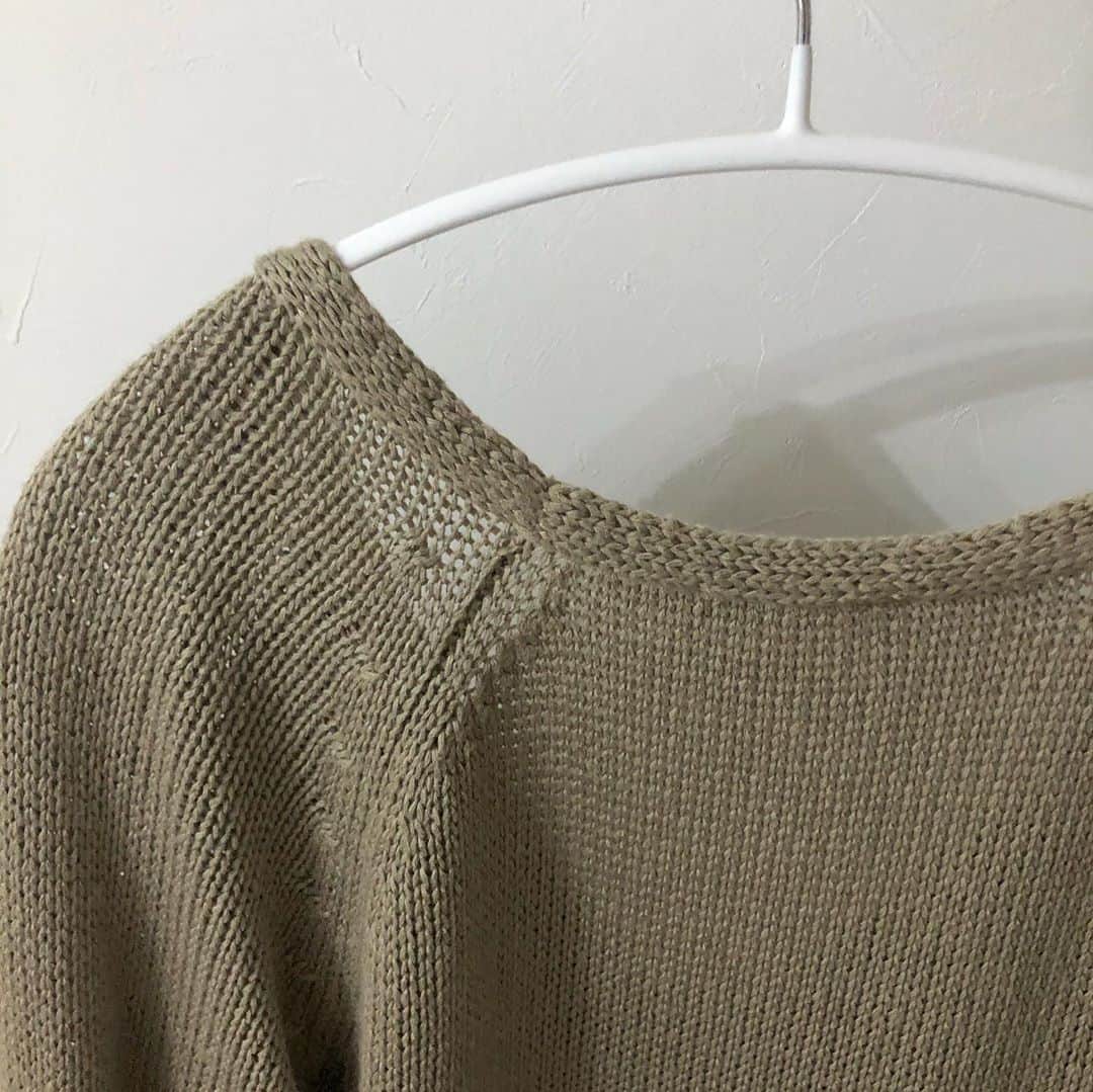 akaneさんのインスタグラム写真 - (akaneInstagram)「2020.9.12  ついについにキャンドゥからあの滑らないで有名な◯AWAハンガーそっくりさん出ましたよ😆🙌  早速手持ちの本家と比べてみました！  上から本家ボディーフォーム、シルエット、1番下がキャンドゥの 『肩がとがりにくい　アーチハンガー　2本入』  全く違和感無し🎶  本家エコノミックの形とほぼ同型 色は白のみですが、重さも同じ 違うのは太さくらい！  ボディーフォームに掛けていたニットも、こんな風にざっくりニットだと肩が出てしまって、でもキャンドゥのアーチ型ならシルエットが崩れず綺麗✨  ただキャンドゥは、形はアーチ型のみで色は白のみ！  本家は白、黒、シルバー、ゴールドとあり、形もボディーフォームや真ん中のシルエットもあり 色の拘りがなく白で、アーチ型が欲しい方はキャンドゥオススメです🎶  なんせ2本で110円ですからね笑 大量に揃えたい方にも👌  詳しくはブログに書いています🙇‍♀️  #cando#キャンドゥ#100均#100均収納 #100均パトロール #100円ショップ #100円 #100円均一 #ハンガー#mawaハンガー#ハンガー収納 #整理収納アドバイザー#整理収納#衣替え#洋服収納」9月12日 20時38分 - a.organize