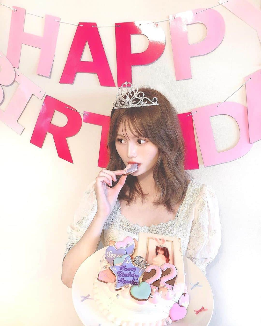 込山榛香さんのインスタグラム写真 - (込山榛香Instagram)「22歳になりました🎂👑🎀﻿ ﻿ ﻿ ﻿ ファンの皆さんからの沢山のお祝いメッセージ﻿ 嬉しくて全部読んでます💌﻿ ﻿ ありがとう！﻿ ﻿ ﻿ そしてメンバー・友達・スタッフさんからも﻿ 沢山のお祝いLINEが届いてすごく幸せ♡﻿ ﻿ ﻿ ﻿ 22歳は〝楽しい〟を1番に感じる様に﻿ 過ごしていきたいな😊﻿ ﻿ 皆さんと一緒に沢山笑顔になれますように💖﻿」9月12日 20時48分 - komiharu_official