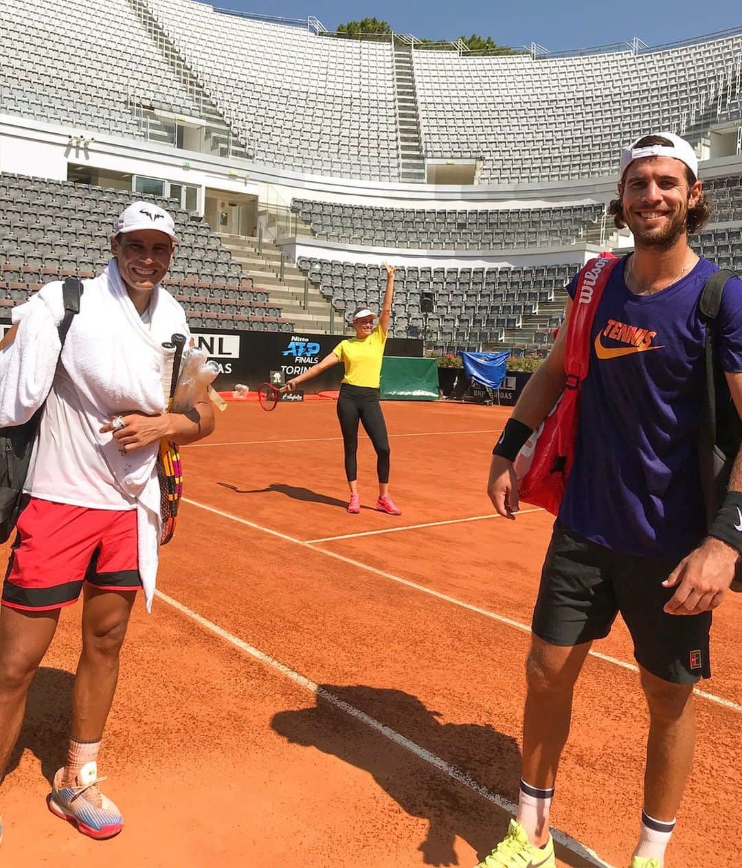 カレン・ハチャノフのインスタグラム：「😁👋🏻🇮🇹👍🏻  @internazionalibnlditalia #BackOnClay」