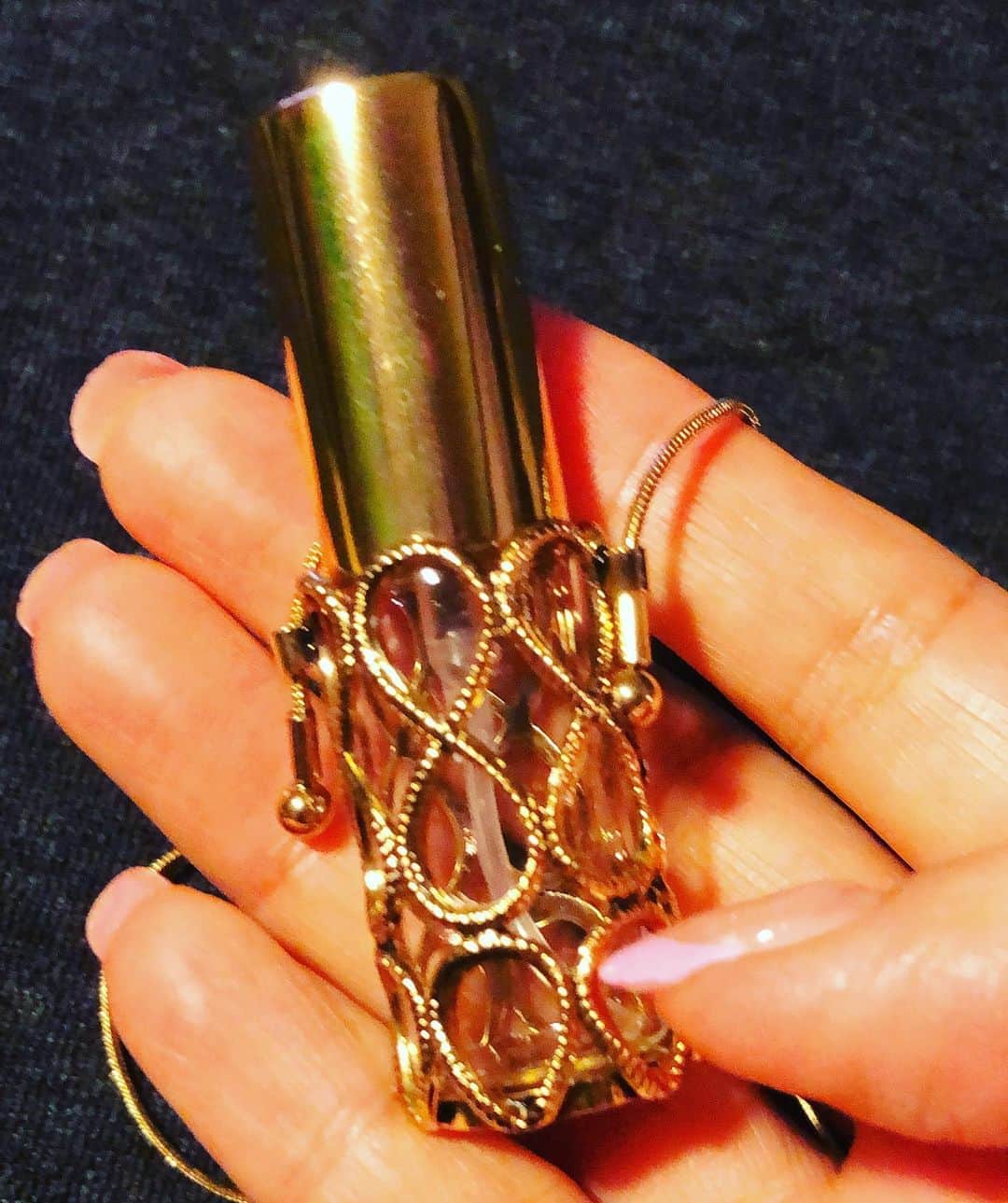 阿部洋子さんのインスタグラム写真 - (阿部洋子Instagram)「#new !  やっと届いた。  ネックレスになるアトマイザー。 香水入れるか、 消毒の入れるか、 迷うー💦  #atomizer #accessory #necklace #ウィルス対策」9月12日 20時43分 - hirocoring