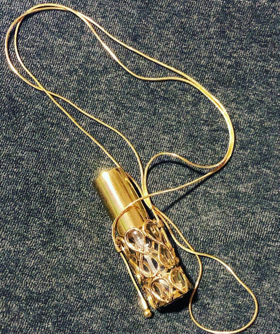 阿部洋子さんのインスタグラム写真 - (阿部洋子Instagram)「#new !  やっと届いた。  ネックレスになるアトマイザー。 香水入れるか、 消毒の入れるか、 迷うー💦  #atomizer #accessory #necklace #ウィルス対策」9月12日 20時43分 - hirocoring