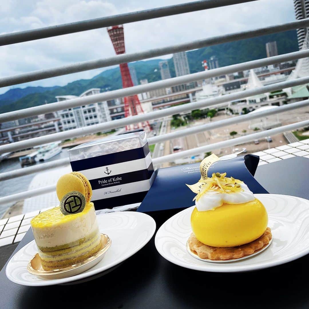 中谷彩伽のインスタグラム：「. 神戸行った時の写真💓 PATISSERIE TOOTH TOOTHでケーキ買ってきて食べたっ🍴*。 レモンのケーキが1番好きなんだよね🍋 . Photo By なかやんmama📸 #ポートタワー  #toothtooth  #レモンケーキ #神戸スイーツ  #神戸テイクアウト」